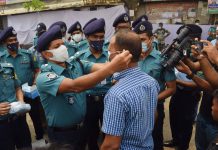 ডিএমপি পুলিশের উদ্যোগে বিমান বন্দর বাস ষ্টেশনে মাস্ক বিতরাণ