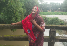 ছেলের স্যান্ডেল বুকে চেপে মা বললেন, পানি খাইতে চাইসিল আমার ছেলেটা, ওরা দিল না